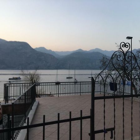 Casa Ines Fronte Lago Aparthotel Brenzone sul Garda Luaran gambar