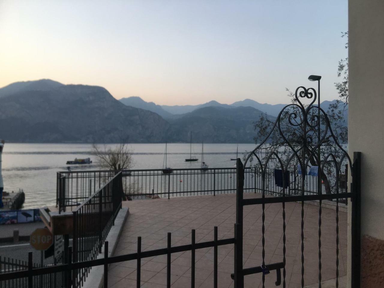 Casa Ines Fronte Lago Aparthotel Brenzone sul Garda Luaran gambar