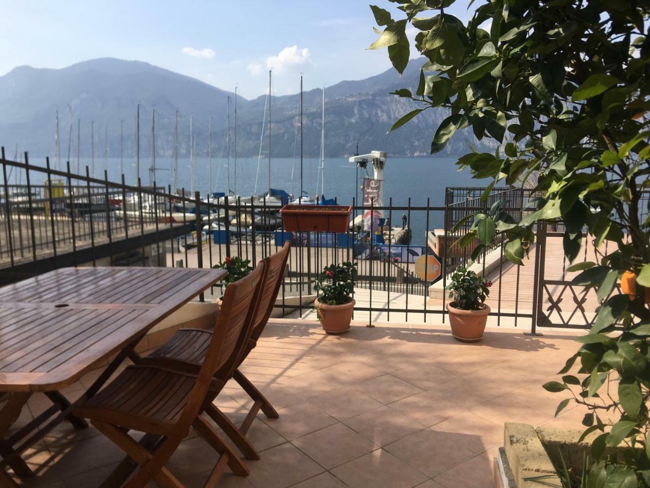 Casa Ines Fronte Lago Aparthotel Brenzone sul Garda Luaran gambar